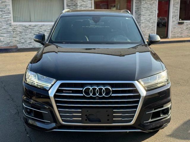 2019 Audi Q7 view 2