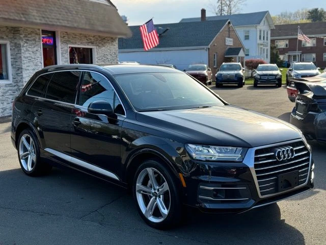 2019 Audi Q7 view 3