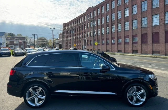 2019 Audi Q7 view 4