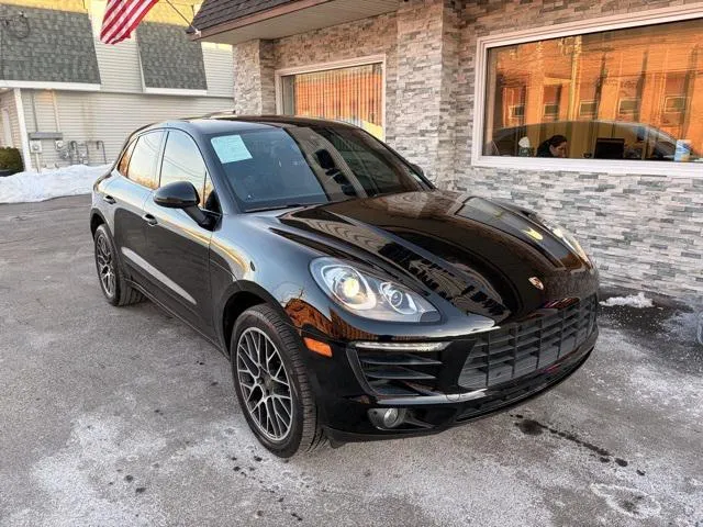 2017 Porsche Macan view 3