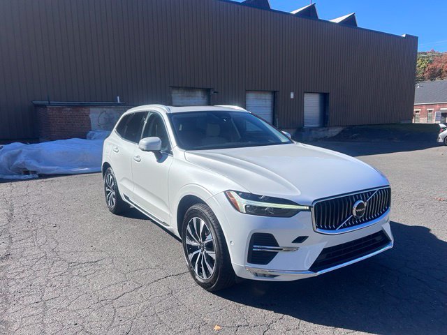 2023 Volvo XC60 view 3