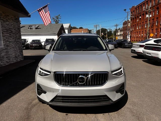 2024 Volvo XC40 view 2
