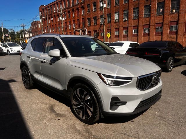 2024 Volvo XC40 view 3