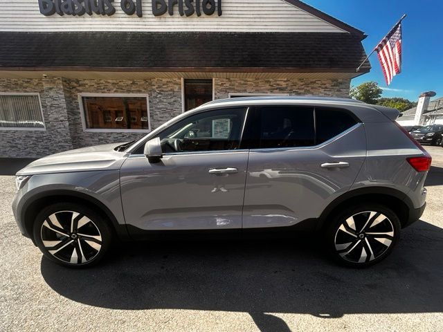 2024 Volvo XC40 view 4