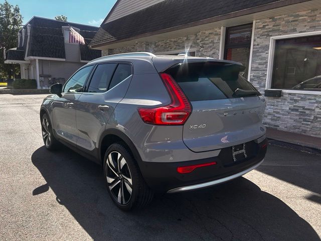 2024 Volvo XC40 view 5