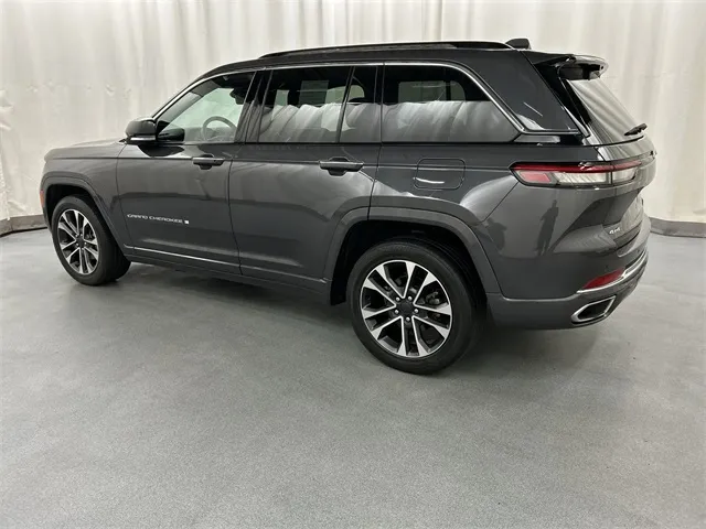 2022 Jeep Grand Cherokee view 3