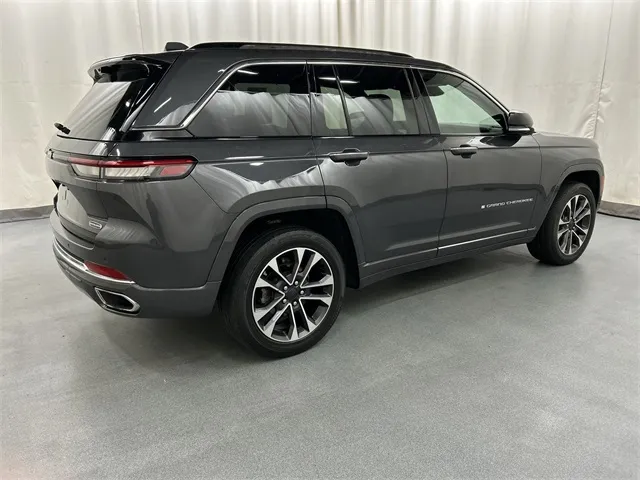 2022 Jeep Grand Cherokee view 4