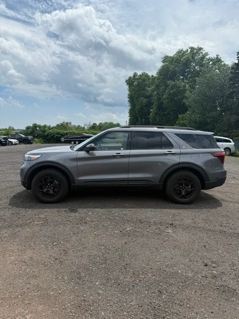 2022 Ford Explorer view 4