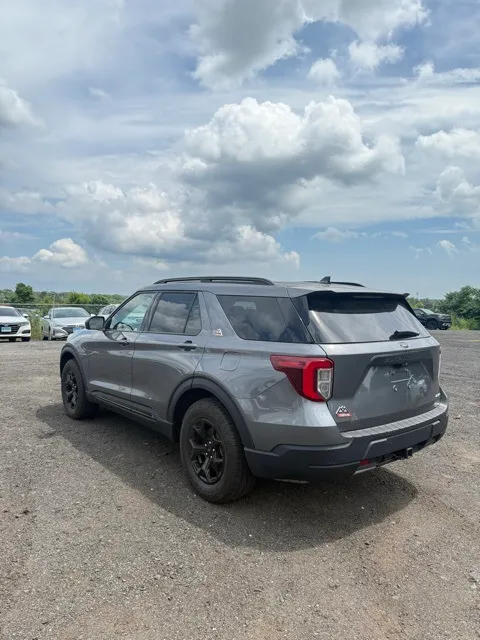 2022 Ford Explorer view 5