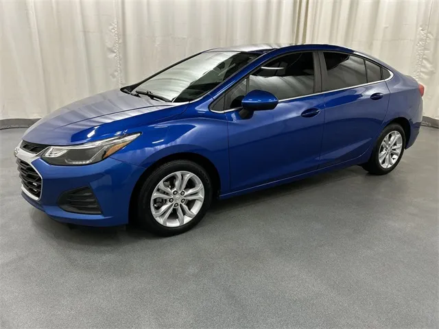 2019 Chevrolet Cruze view 2