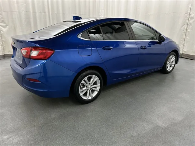 2019 Chevrolet Cruze view 4