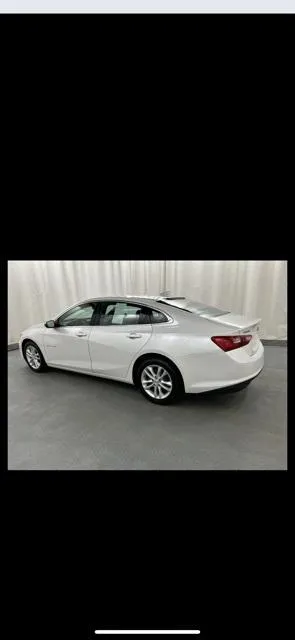 2018 Chevrolet Malibu view 3