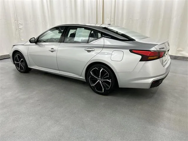 2024 Nissan Altima view 3