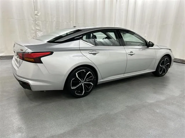 2024 Nissan Altima view 4