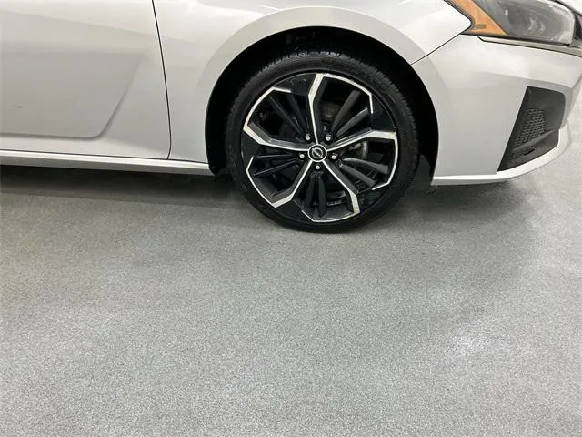 2024 Nissan Altima view 5