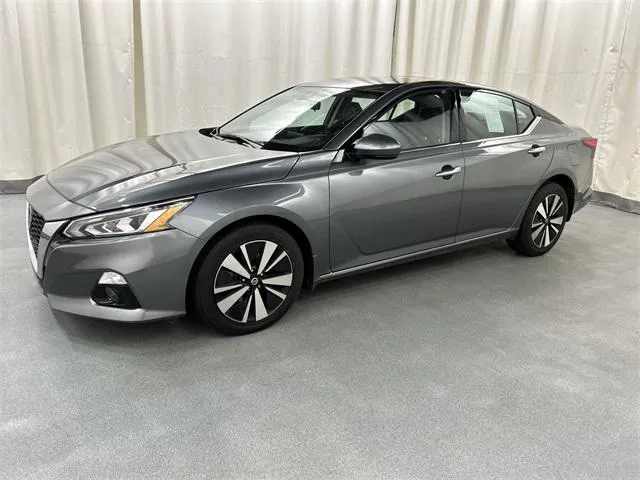 2021 Nissan Altima view 2