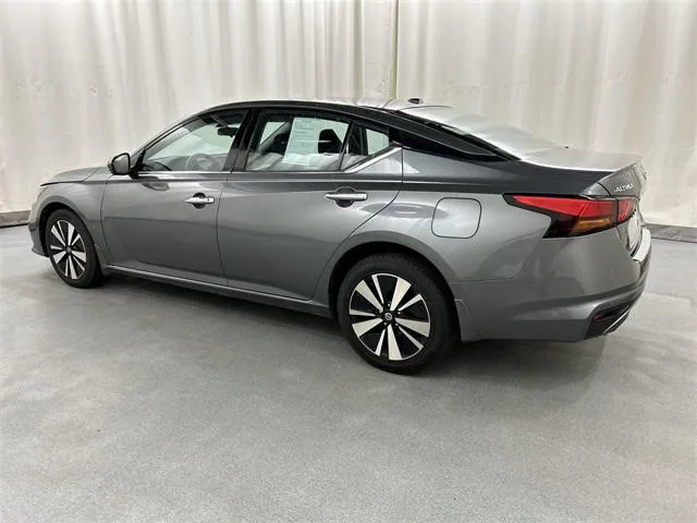 2021 Nissan Altima view 3