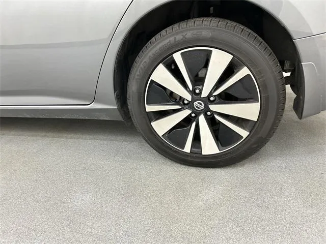 2021 Nissan Altima view 5