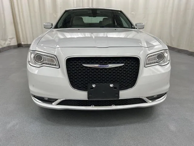 2018 Chrysler 300 view 2