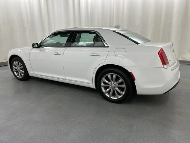 2018 Chrysler 300 view 3