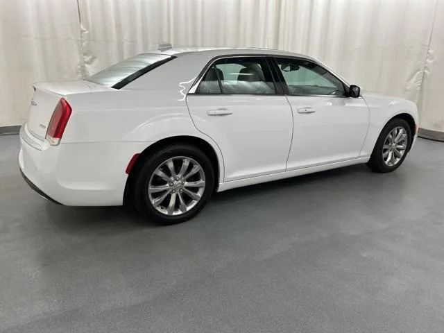 2018 Chrysler 300 view 4