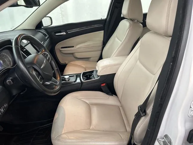 2018 Chrysler 300 view 5