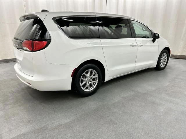 2023 Chrysler Voyager view 4