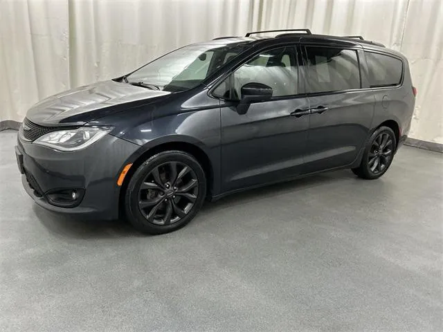 2019 Chrysler Pacifica view 2