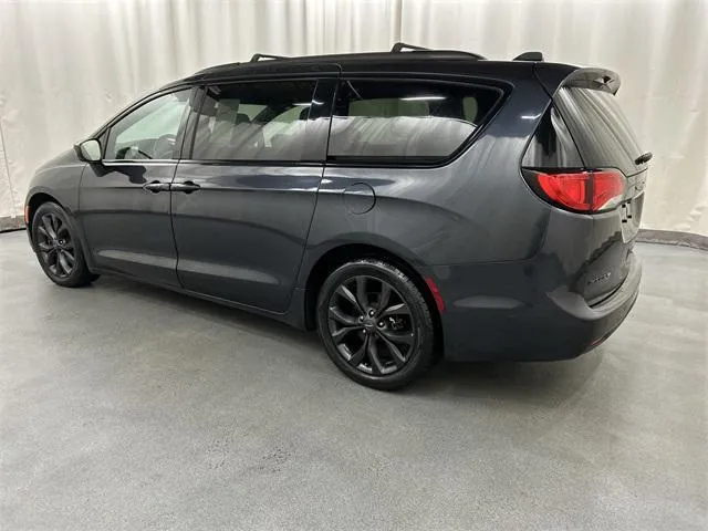 2019 Chrysler Pacifica view 3