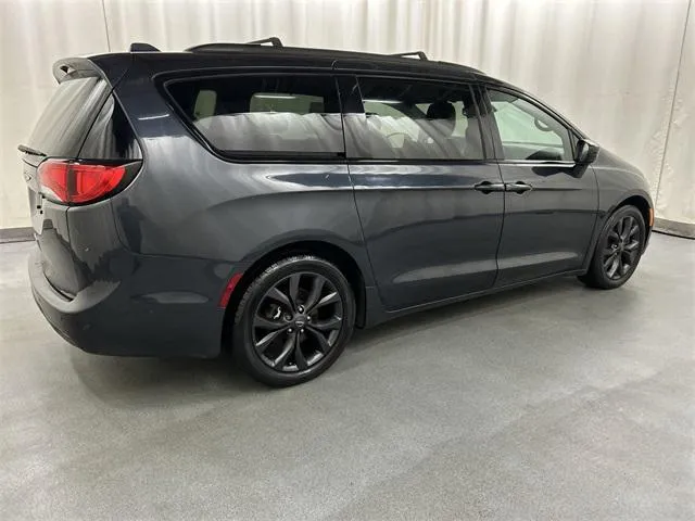 2019 Chrysler Pacifica view 4