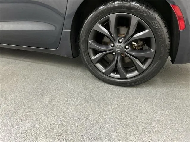 2019 Chrysler Pacifica view 5