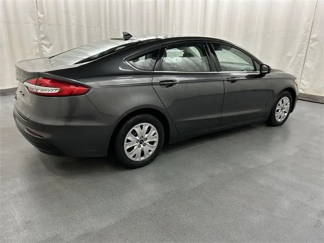 2020 Ford Fusion view 4