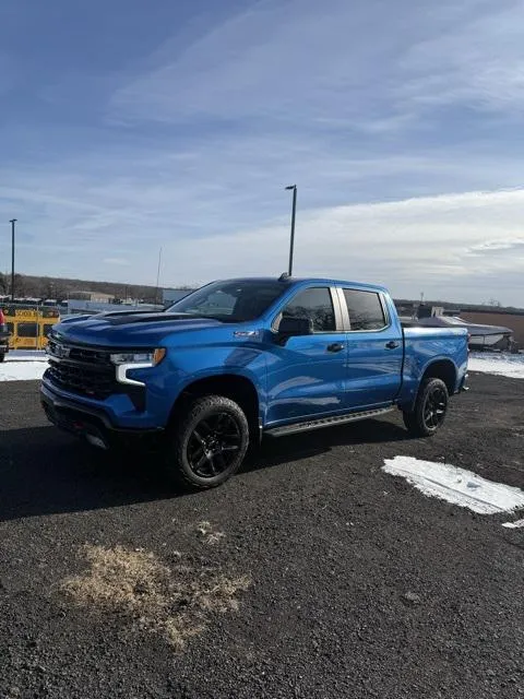 2022 Chevrolet Silverado 1500 view 3