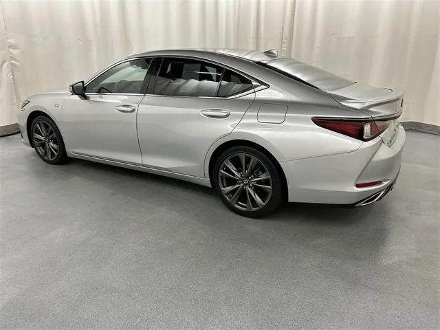 2021 Lexus ES view 3
