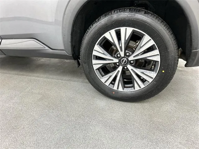 2022 Nissan Rogue view 5