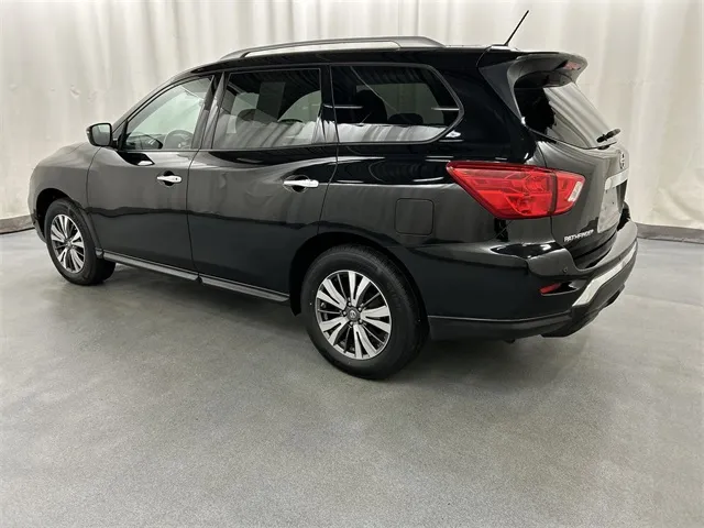 2018 Nissan Pathfinder view 3