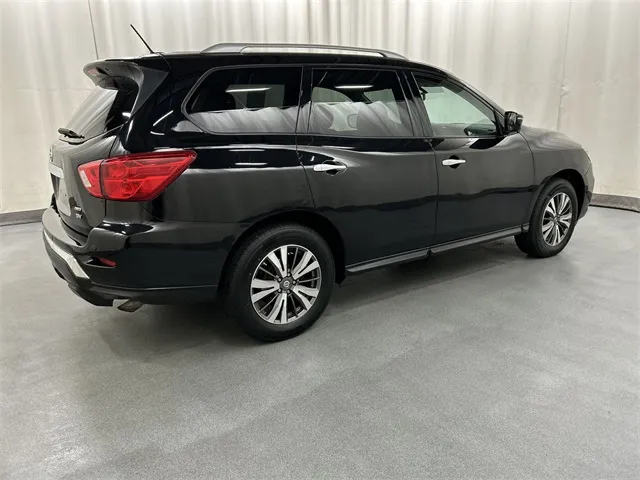 2018 Nissan Pathfinder view 4