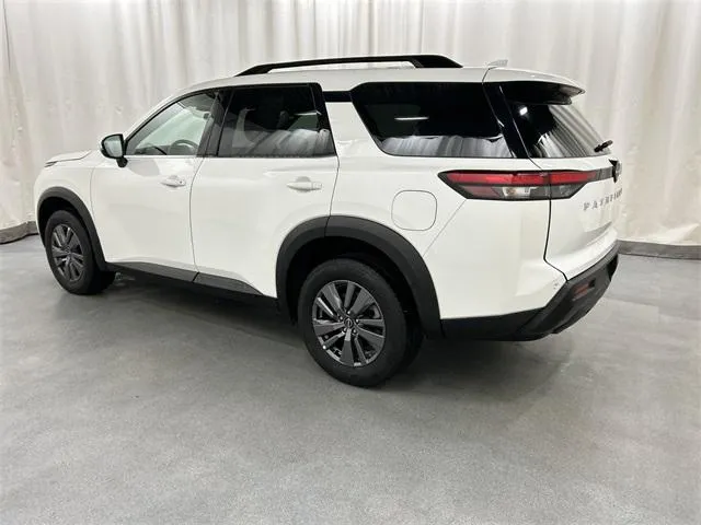 2025 Nissan Pathfinder view 3