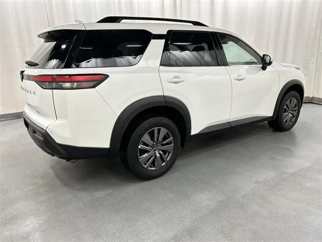 2025 Nissan Pathfinder view 4