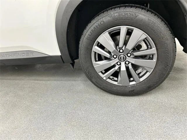 2025 Nissan Pathfinder view 5