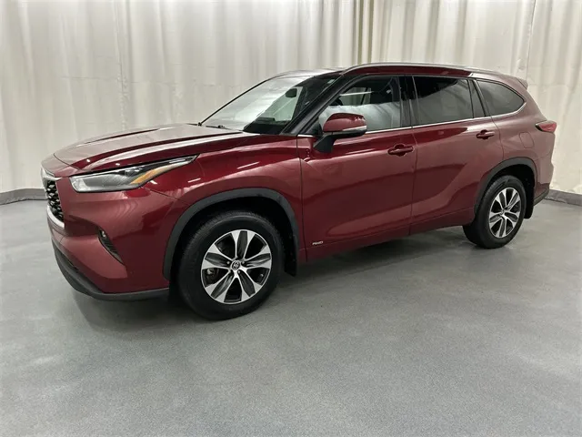 2022 Toyota Highlander Hybrid view 2