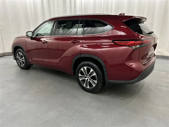 2022 Toyota Highlander Hybrid view 3