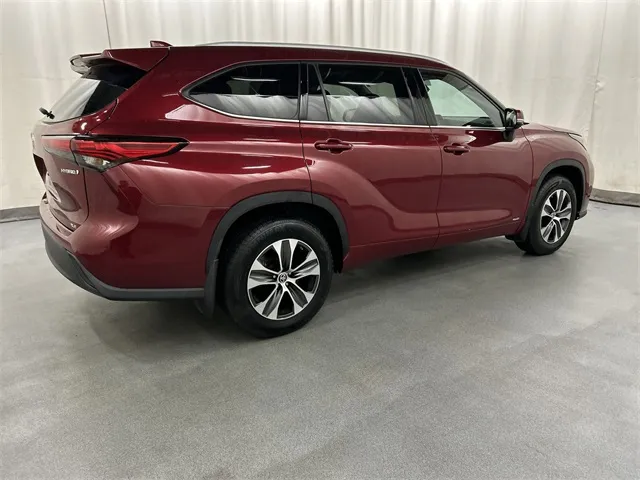 2022 Toyota Highlander Hybrid view 4