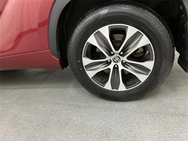 2022 Toyota Highlander Hybrid view 5