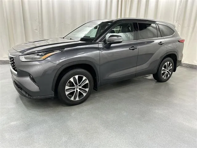 2022 Toyota Highlander view 2