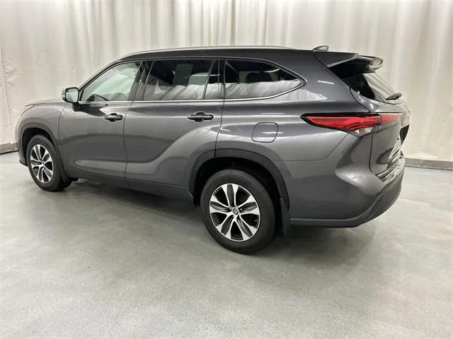 2022 Toyota Highlander view 3