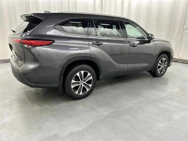 2022 Toyota Highlander view 4