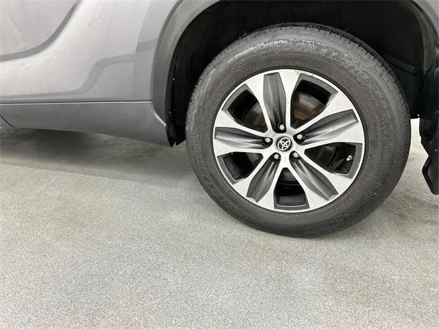 2022 Toyota Highlander view 5