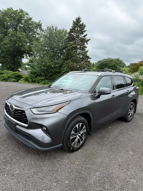 2021 Toyota Highlander XLE photo 3