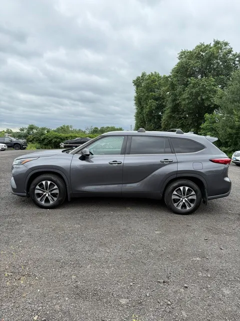 2021 Toyota Highlander XLE photo 4